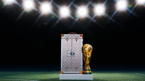 pallone da calcio di louis vuitton|Come nasce il baule della Coppa del mondo firmato .